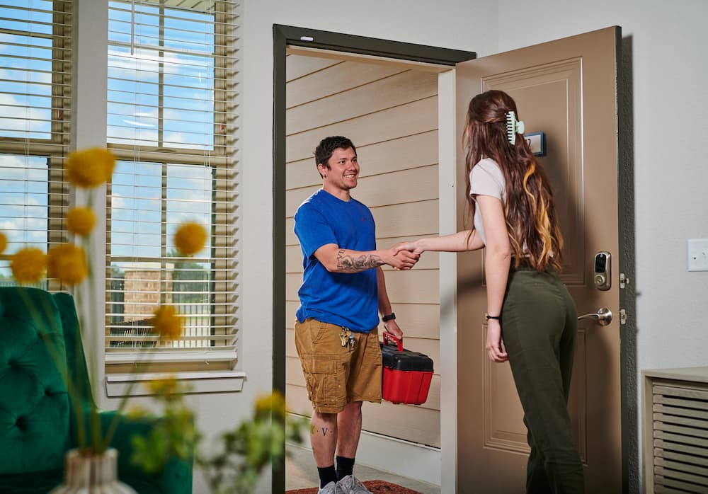 Premier Bolingbrook, IL Apartments | Springs at Lily Cache Creek - Luxury Apartments With 24 Hour Maintenance